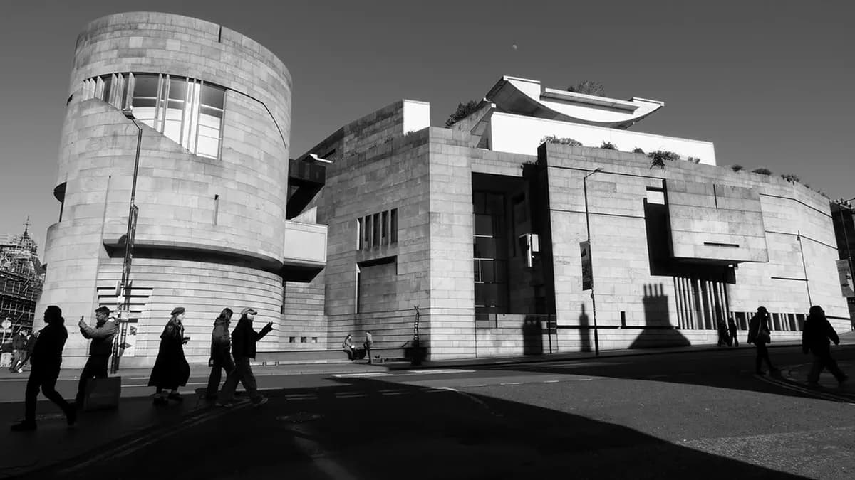 Edinburgh Free Walking Tour: Is It Worth It?