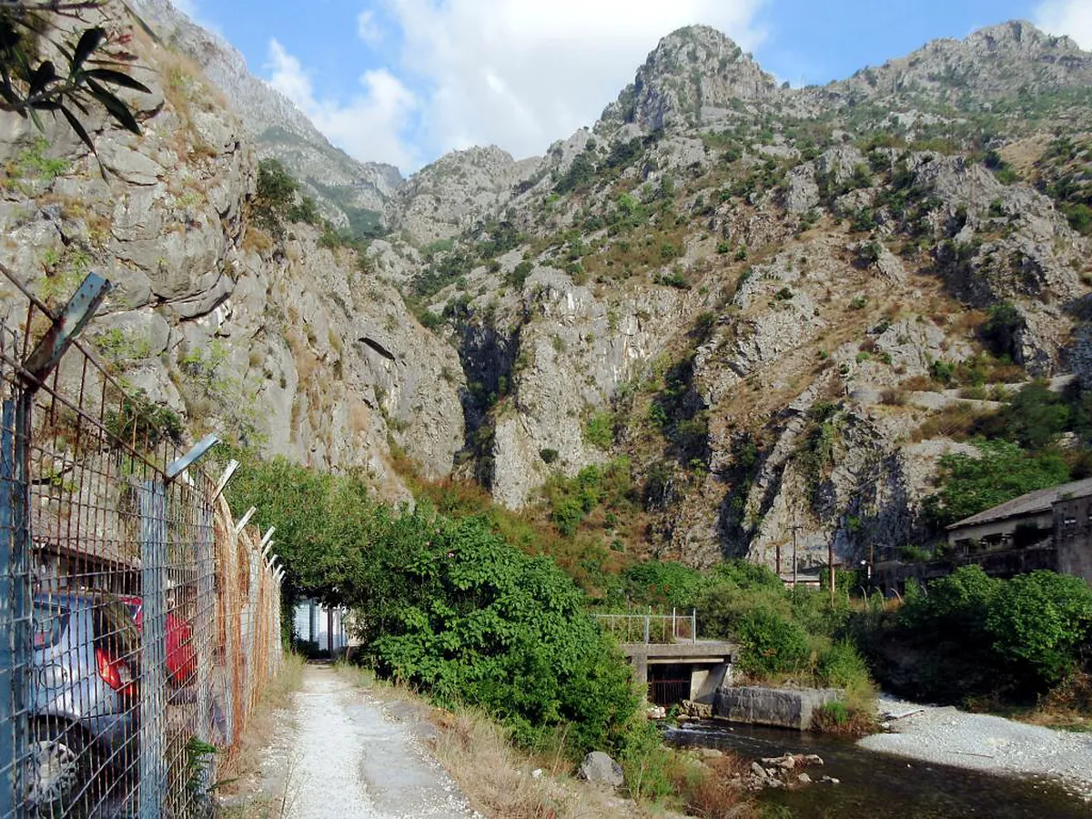 The Main Kotor Hiking Routes — a scene in Kotor