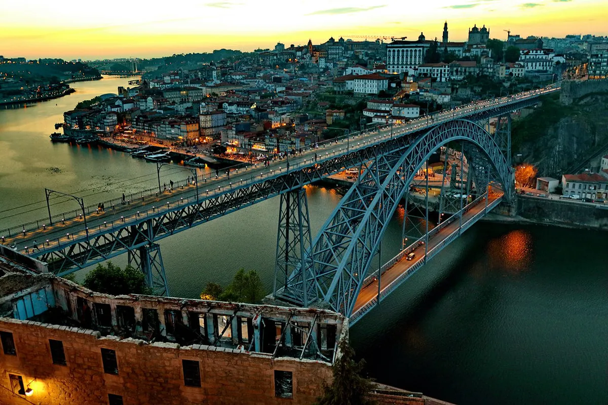 DIY by Train: The Honest Trade-Off in Porto
